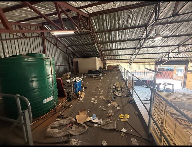815M² WAREHOUSE TO LET IN JET PARK
